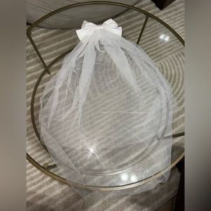 Mini White Bow Wedding Veil.